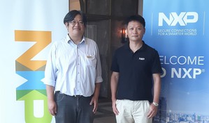 图一 : 恩智浦半导体大中华区资深行销经理黄健洲(右)与无线网路产品部资深市场行销经理陈世和说明不同的产品技术特色。(摄影/陈复霞)