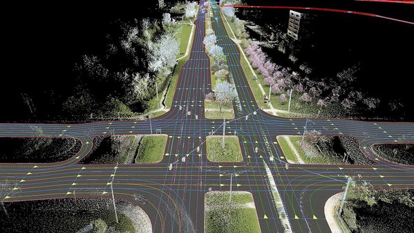 图1 : 高精地图藉由各种人、车、物数据资讯的提供，辅助自驾车构建类似於人脑对於空间认知的功能，是实现自动驾驶的关键。（source：BMW Group）