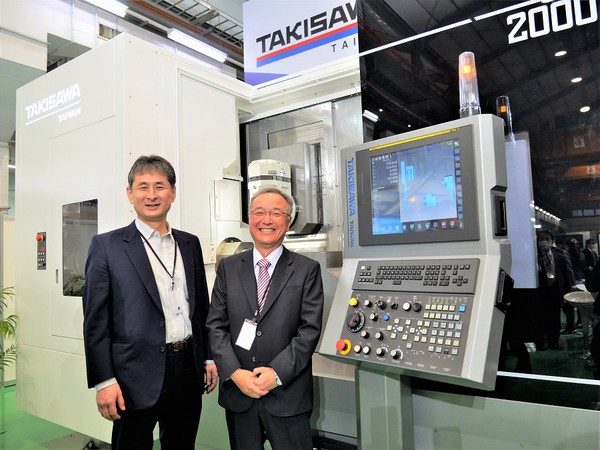 圖4 : 台灣瀧澤科技董事長瀧澤修三（右）感謝在台灣發那科董事長山田雄策（左）鼎力支持下，新機得以搭載最新款FANUC 31i-B5數控系統。（攝影：陳念舜）