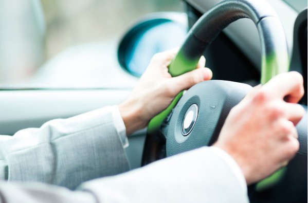 图一 : 不同等级的自动驾驶系统会对不同的手势和抓握姿势进行判定，以及输出讯号提醒驾驶员。（Source：艾迈斯半导体）