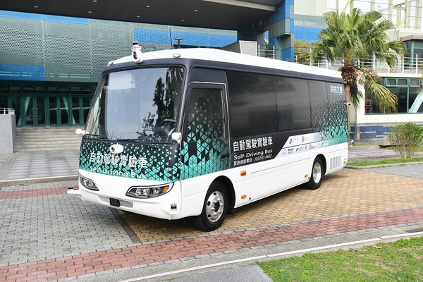 图五 : 新竹县高铁自驾接驳服务测试，未来将实际载客运行的自驾电动巴士。(Source：工研院资通所)