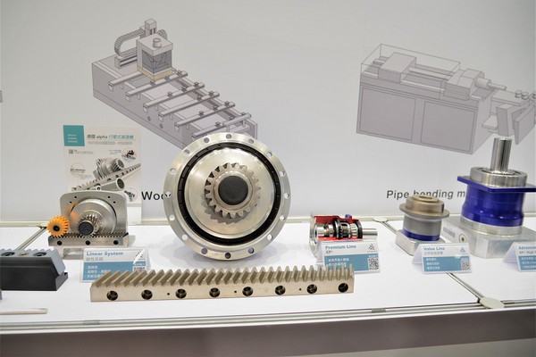 图3 : 威腾斯坦公司今年特别针对台湾工具机产业及应用专案，展出模组化设计的蜗轮/蜗杆减速机V-Drive，降低客户采购成本。（摄影：陈念舜）