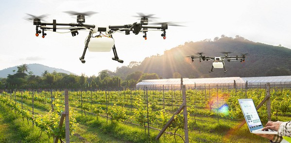 圖1 : 許多精準農業在運作時採用自主無人機從上方監測作物狀況，由於配備紅外線和其他專業視覺系統，可以識別關注區域。（source：LAPPconnect）