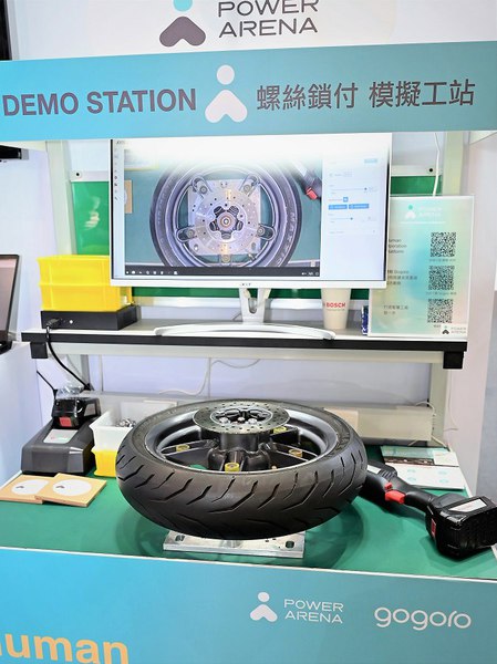 圖二 : 博世力士樂在台北國際自動化展期間，展示了與人工智慧（AI）夥伴廠商的平台合作，建置整合軟硬體的電動車智慧產線。（攝影：陳念舜）
