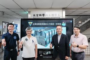 圖一 : 央大與鴻海集團共同研製立方衛星「珍珠號」成功發射,左起為央大太空系主任張起維、劉正彥教授、校長周景揚和趙吉光教授;以及「珍珠號」立方衛星模型與科學酬載CIP先進電離層探測儀展示。