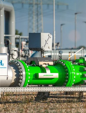 圖二 : 隨著綠氫生產規模擴大與電解槽成本下降，氫氣成本將逐年下降。