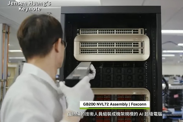 圖一 : 現今AI伺服器組裝線，仍須仰賴大量人力，也可見為工業機器人增添多功整合的商機與必要性。（攝影：陳念舜）