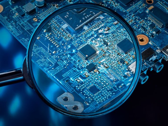 圖二 : 台灣材料與化工鏈可鎖定HBM4堆疊高度、介面位寬翻倍所引發的熱路徑與應力變形，進行後續布局。