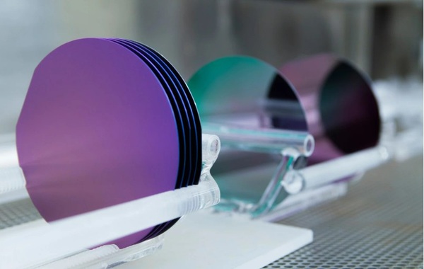 图一 : 光通讯逐步向半导体晶片与封装层级下沉。这种「从云端到边缘、从资料中心到车用」的多元应用,正在重新定义光通讯的产业价值。