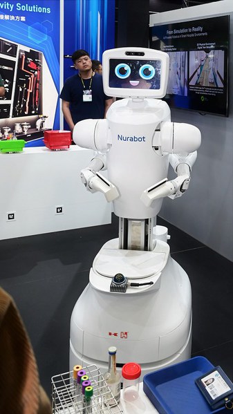 圖三 : 川崎重工與鴻海共同開發的護理師輔導機器人(攝影:陳念舜)。