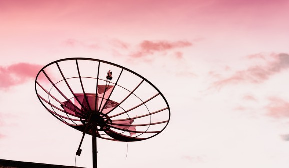 圖一 : 非地面網路（NTN）把3GPP行動通訊延伸到太空、同溫層與高空平台，朝「直連一般手機」與「萬物皆可上天」邁進。