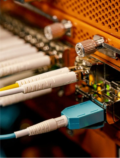 圖一 : 矽光子關鍵在於把調變器、分光器、波導、檢測器等光學元件，與CMOS製程相容地整合在同一平台，讓光走入矽。