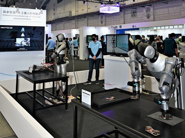 圖二 : AI機器人不限領域活動。(攝影:陳念舜)