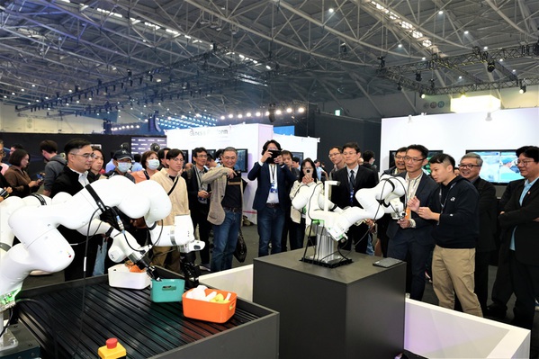 圖三 : 在最近舉行的鴻海科技日,最大亮點就是機器人以及AI相關運用。(攝影:陳念舜)