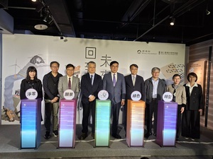 圖一 : 環境部與科教館合作舉辦「回到未來－想像力驅動綠色轉型」特展於今日揭幕。圖二為成運汽車展示電動巴士馬達，可從中一窺臺灣自主研發的直驅中央馬達技術。