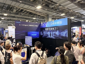 圖一 : 鼎新數智展示企業級Agentic AI應用解決方案，圖二為「數智分身」落地於企業實務場景。