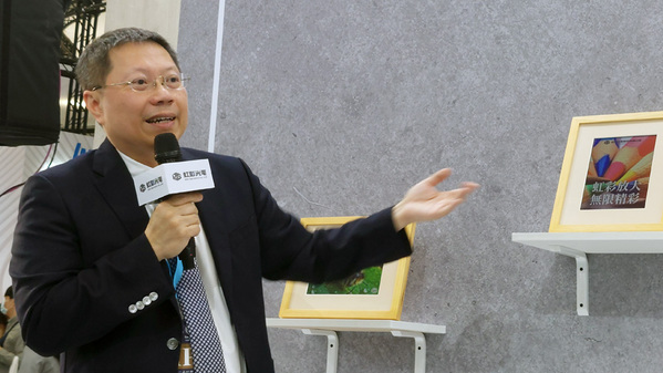 圖一 :  虹彩光電董事長廖奇璋，介紹新發表的「ecosticker」產品。