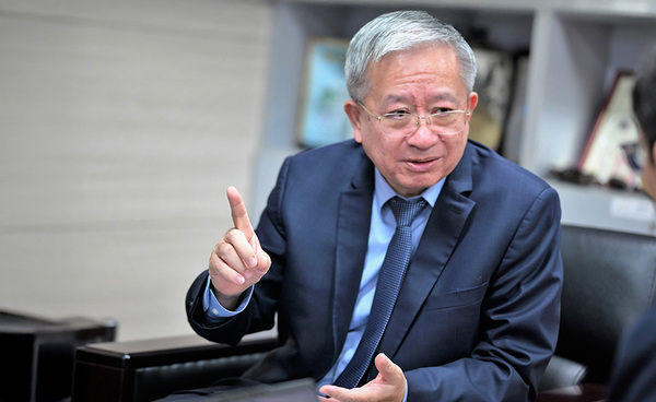 圖一 :   台灣智慧自動化與機器人協會理事長絲國一