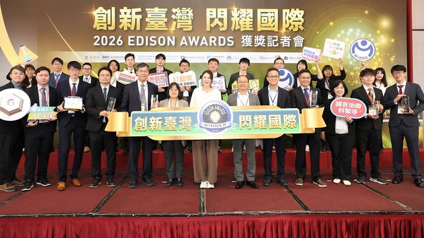 圖一 : 金屬中心董事長劉嘉茹(前排左七)與執行長賴永祥(前排左八)偕同團隊，展示勇奪二銀、二銅獎的創新技術