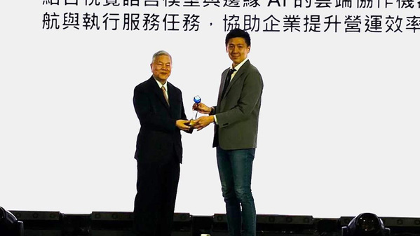 圖一 :  圖右為鈺立微電子總經理王鏡戎，代表公司領獎。