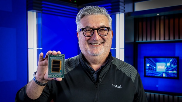 圖一 :   英特爾資料中心事業群執行副總裁暨總經理Kevork Kechichian手持Intel Xeon 6+處理器