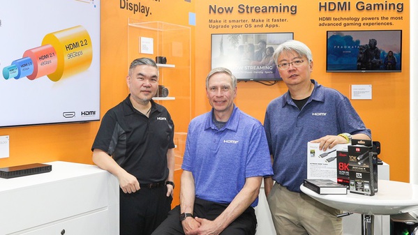 图一 :   HDMI 协会执行长Rob Tobias（中）  HDMI 协会亚太区版权经理（左）HDMI台湾区市场与业务开发协理（右）