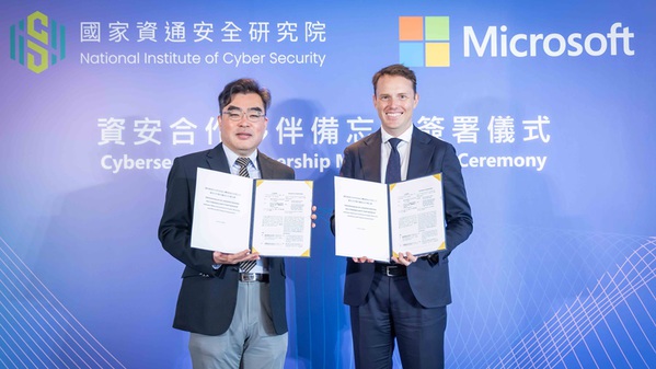 图一 :   资安院院长林盈达（左），微软全球公共事务北亚区负责人 Marcus Bartley Johns（右）
