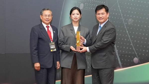 图一 :   格棋荣获第22届台湾金根奖肯定，由格棋国际业务代表叶伊翎(中)代表出席受奖
