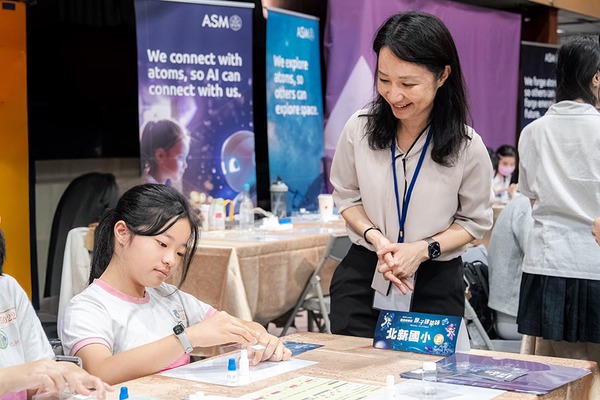 圖三 : 學生透過模擬原子層沉積（ALD）製程實作實驗，觀察銀原子沉積於奈米金材料後所產生的色彩變化，進一步認識材料科學與半導體製程的基本原理
