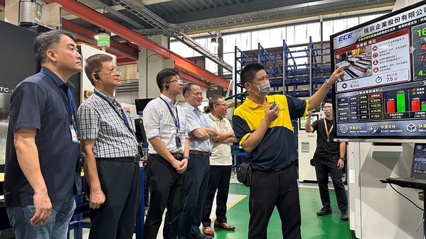 圖一 : 機械公會理事長莊大立帶領近70位產官學代表，參加在儀辰企業舉行的「TPS數位化精實管理成果觀摩會」