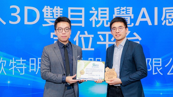 图一 :   颁奖典礼左起 经济部产业发展署 李纯孝主任秘书 右为 欧特明电子产品策略暨行销曾怡舜协理