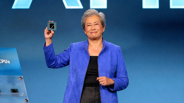 圖一 :   AMD董事長暨執行長蘇姿丰博士手舉全新 AMD EPYC Venice晶片