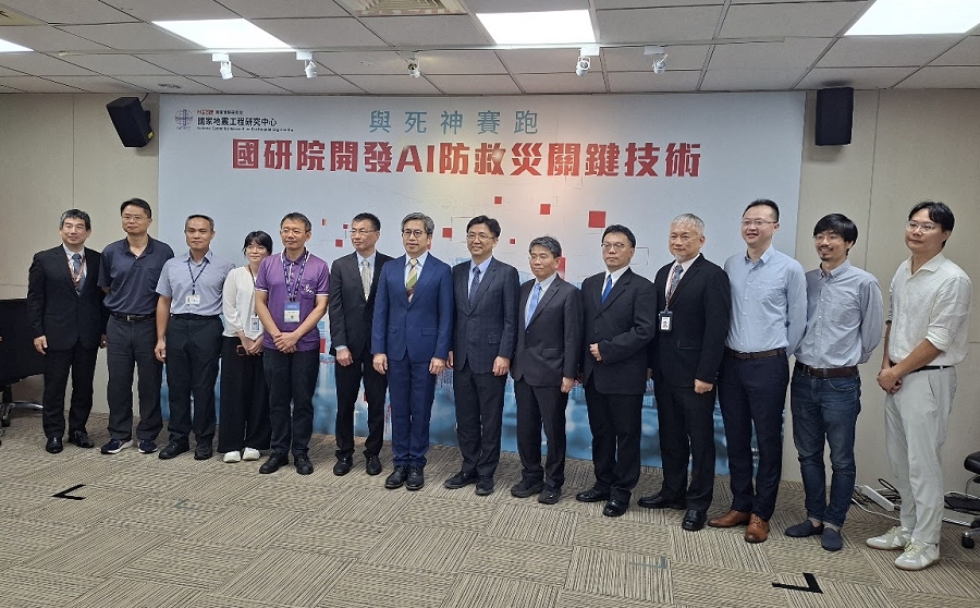 國研院國震中心推出三項先進AI技術產品，包括火災災時的消防供水調度；地震災後的建物震損速評，以及民眾日常的自宅耐震健檢。圖為國研院與臺灣大學土木工程學系技術研發團隊和與會貴賓合影。
