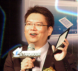 宜銳科技董事長蔡東機手持STAReBOOK為媒體做解說(圖片提供:HDC)
