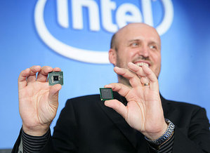 英特尔行动事业群副总裁暨芯片组事业群总经理Richard Malinowski手持Intel新3系列芯片组(数据源:intel) BigPic:500x364