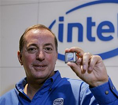 Intel执行长Paul S. Otellini手持Silverthorne芯片(Source:engadget)
