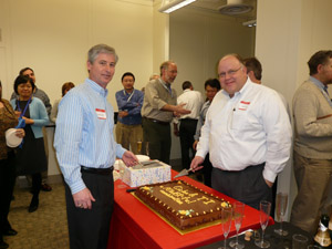 TI 電源管理部門資深副總裁 Steve Anderson先生（右）與CICLON 半導體公司執行長 Mark Granahan先生（左）於慶祝儀式上。
