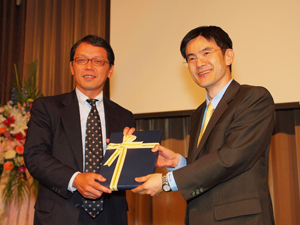 大和总经理（右）致赠纪念品予NEC中国久保田副总裁（左）