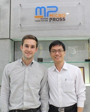 Micropross专案负责人Clement Forgez(左)与筑波科技产品专案经理陈焕升说明Qi量测全自动化解决方案MP500 TCL3的特色。