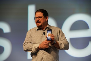 高通總裁Cristiano Amon展示首款5G智慧型手機參考設計