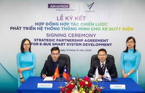 VinBus副總經理Nguyen Van Thanh（左二）與研華越南子公司總經理Do Duc Hau（右二），於12月9日代表簽定策略性夥伴合約，雙方將共同發展智慧電動巴士管理系統。