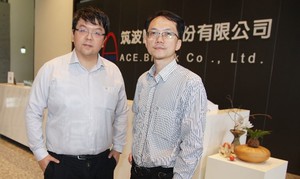 筑波科技市场开发经理李凯杰(左)与市场专案工程师赵英治(右)
