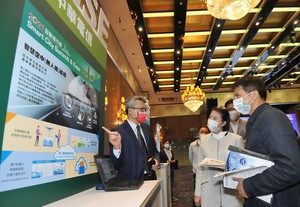 中華電信行動通信分公司產品行銷經理周憲輝（左）向台北市政府副市長黃珊珊（中）介紹中華電信智慧空中（無人機）巡檢特色。