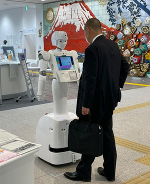 凌?智慧服务型机器人AYUDA於神奈川县藤泽市政厅提供导览服务。
