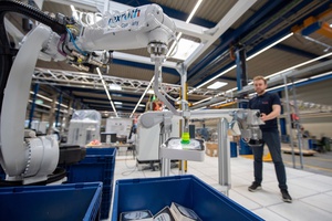 在博世集团的工厂里，共有超过12万台机器和超过25万个装置已完成互联，例如整合型摄影机或联网机器人。