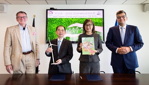 台湾科思创与达德能源签署CSR合作备忘录，授权达德能源使用台湾科思创版权所有的」双语app，与孩子进行环境故事教育。