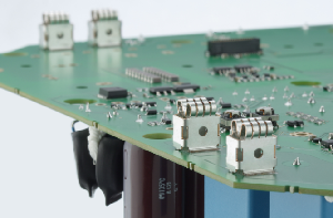儒卓力提供Lumberg相位接觸元件，提供了多種插配選擇：從上方、穿過PCB或從下方(間距0.8/1.0mm)。
