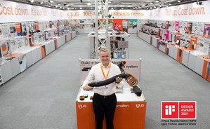 igus翻新位於科隆的虛實整合展覽攤位，執行長 Frank Blasey在此處展示TRX機器人拖鏈系統。（source：igus GmbH）