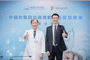 中國附醫導入Microsoft Azure平台運用AI及大數據轉型智慧醫療服務。圖為中國醫藥大學附設醫院院長周德陽（左）和台灣微軟公共業務事業群總經理潘先國。