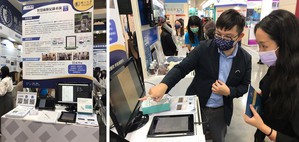 筑波醫電日前於2022亞洲生技大展中展示Spark智慧麻醉紀錄系統(左)、圖為筑波醫電業務工程師吳尚昆解說情況。